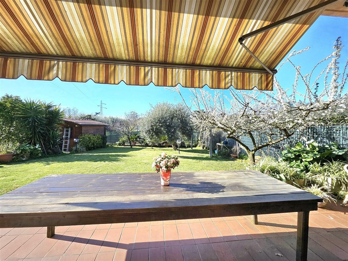 Villa Quadrifamiliari con giardino, Massa quercioli