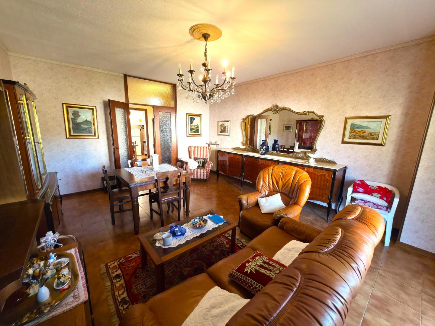 Appartamento con terrazzo, Massa mirteto