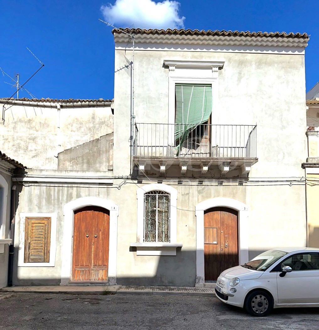 Casa indipendente con box a Avola