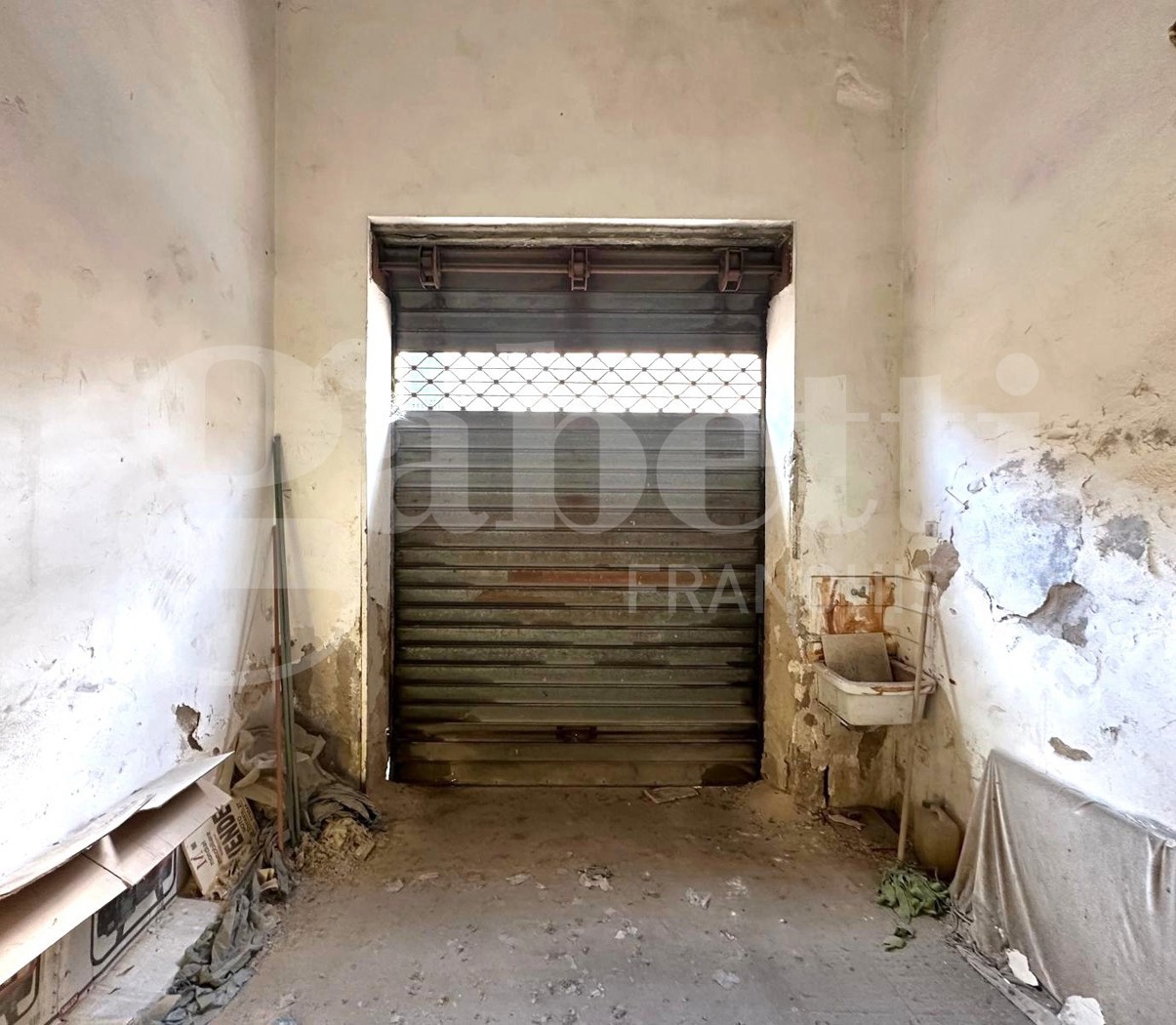Box/Garage 72mq in vendita a Noto