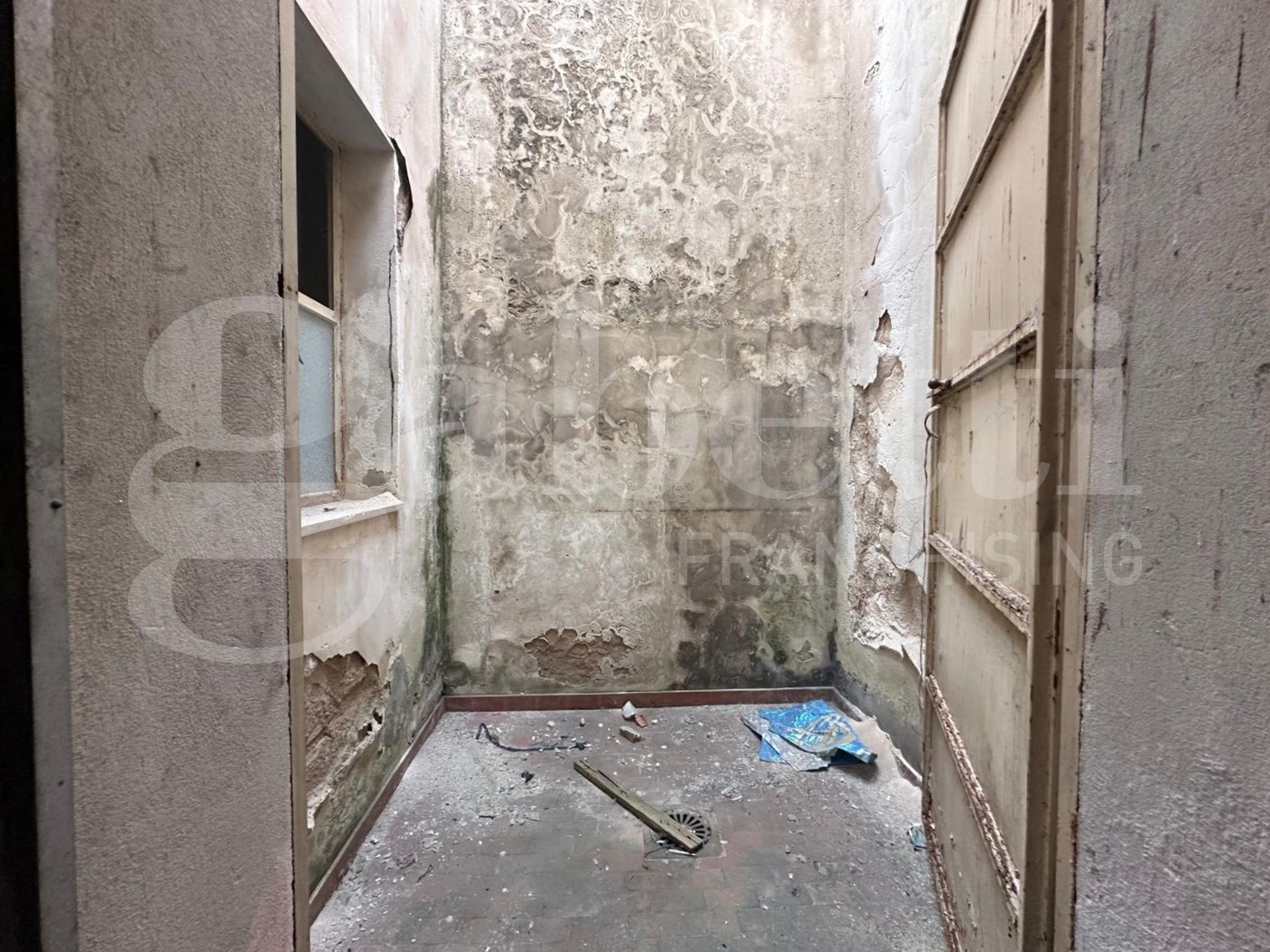 Box/Garage 72mq in vendita a Noto