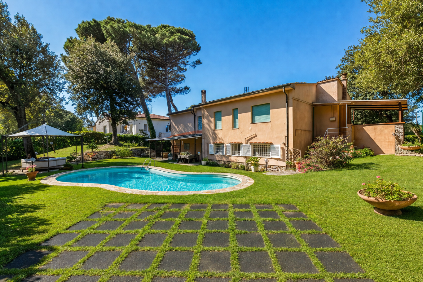 Villa con giardino, Pisa tirrenia
