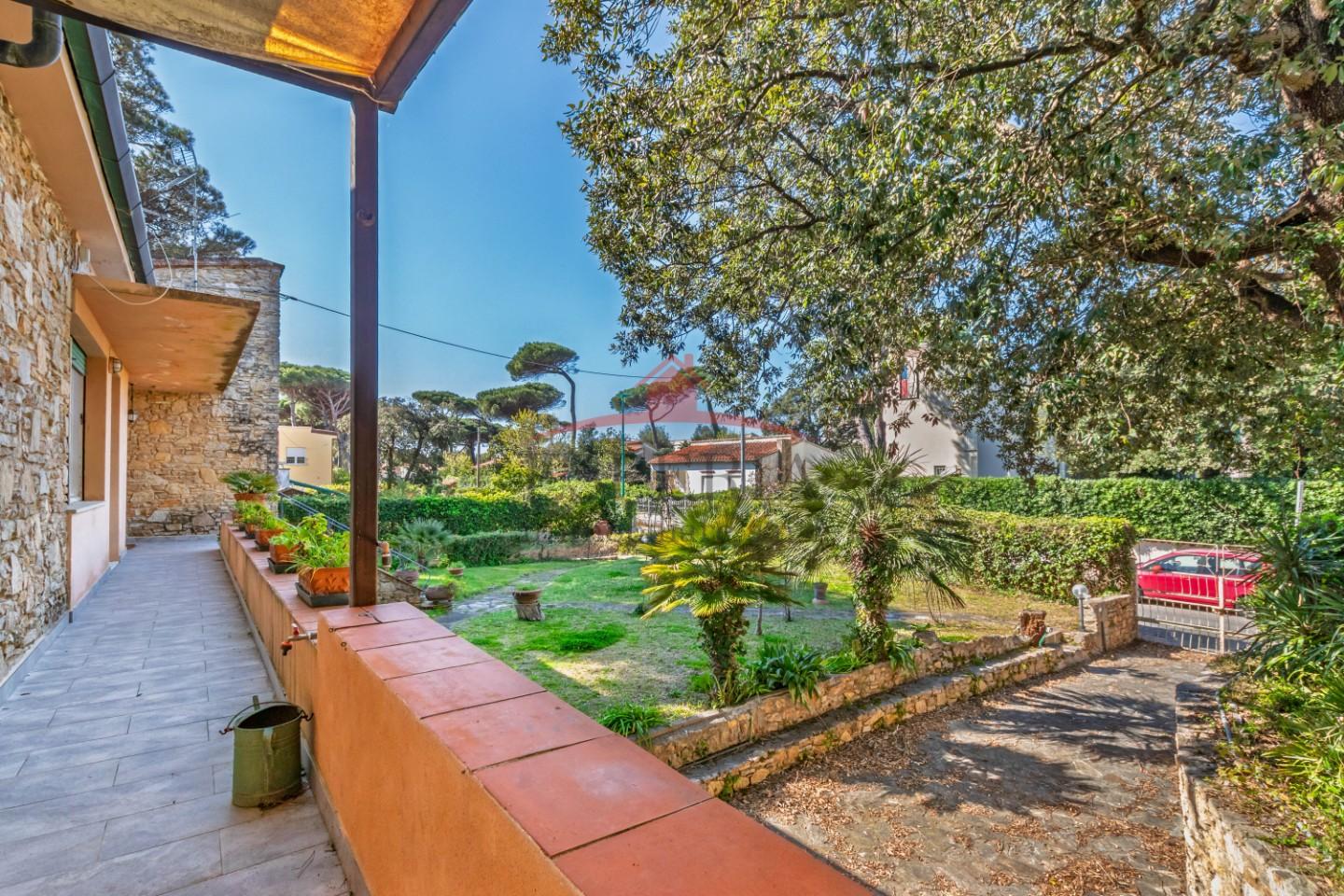 Villa con giardino, Pisa tirrenia