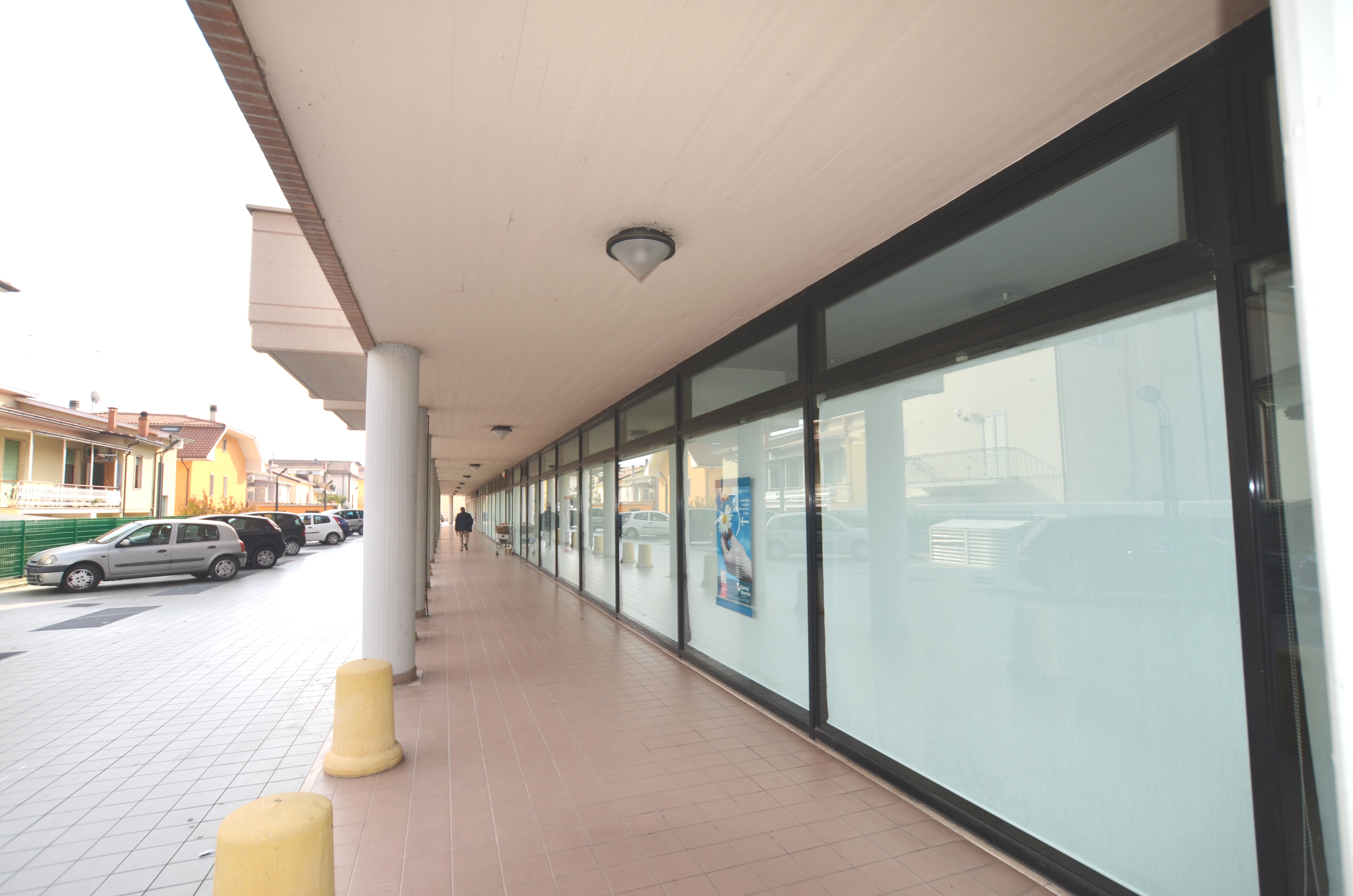 Locale Commerciale in vendita a Monteprandone, Centobuchi