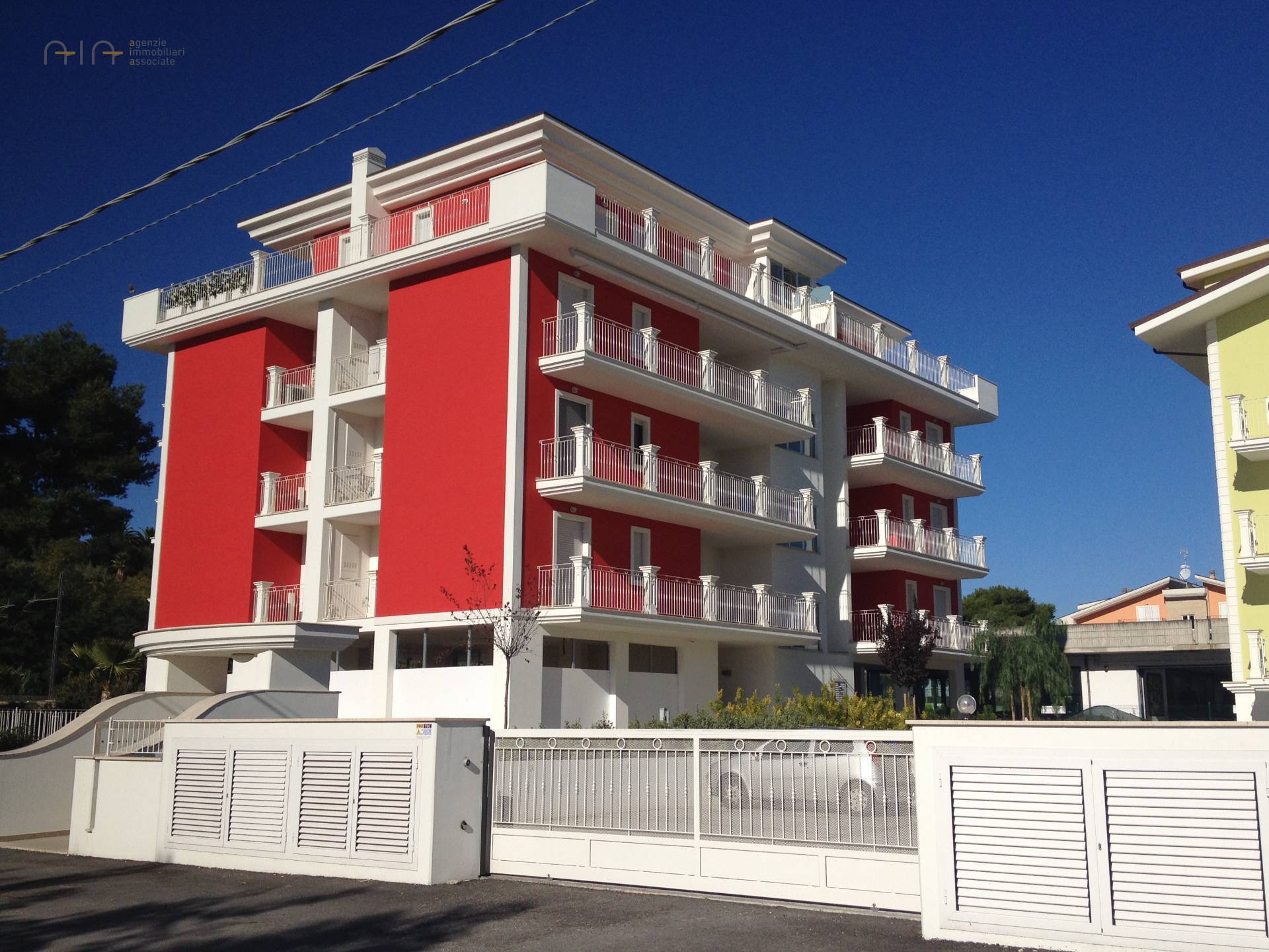 Locale Commerciale in vendita a Martinsicuro, Villa Rosa (zona A Sud Del Centro)