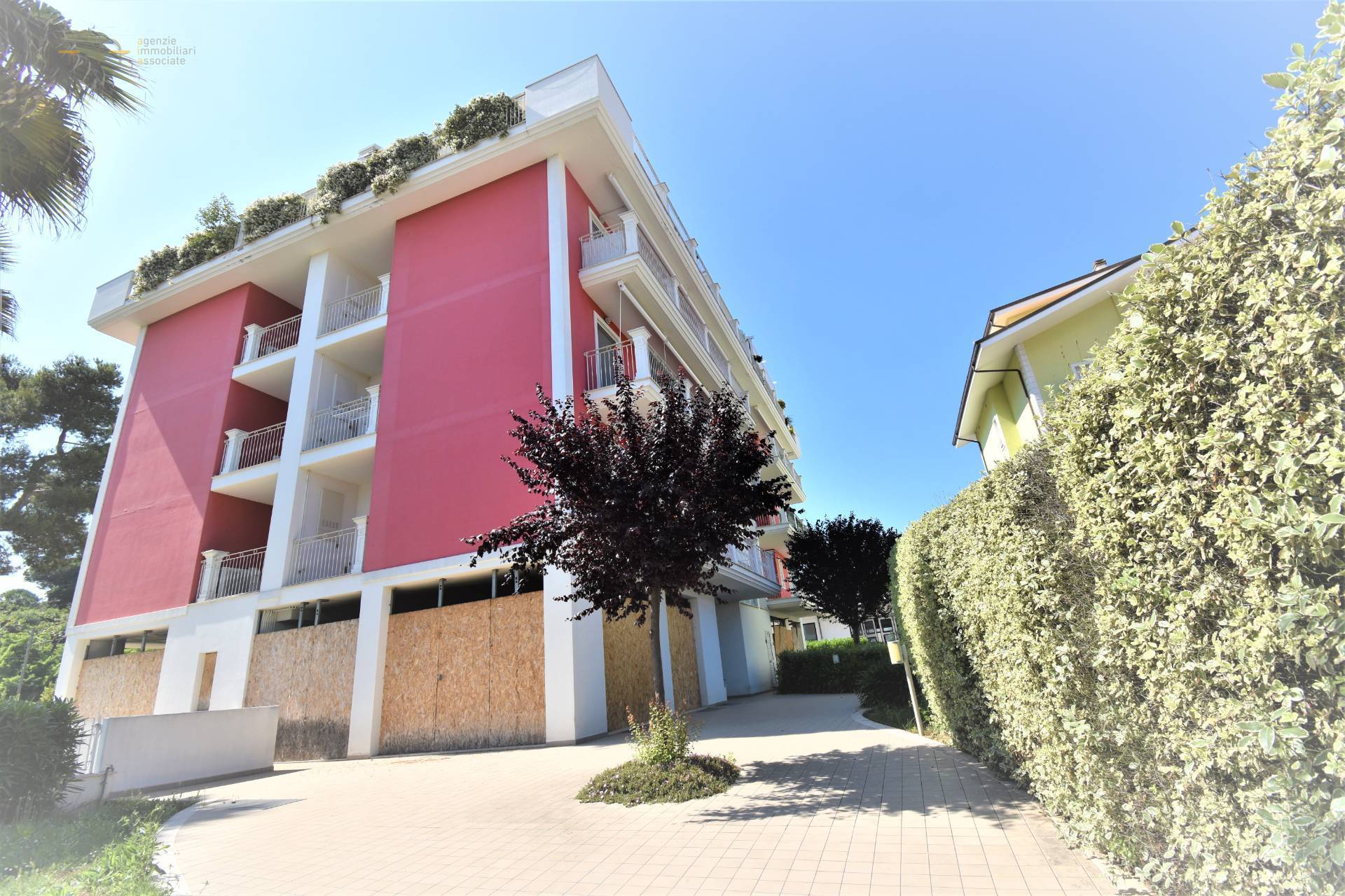 Locale Commerciale in vendita a Martinsicuro, Villa Rosa (zona A Sud Del Centro)