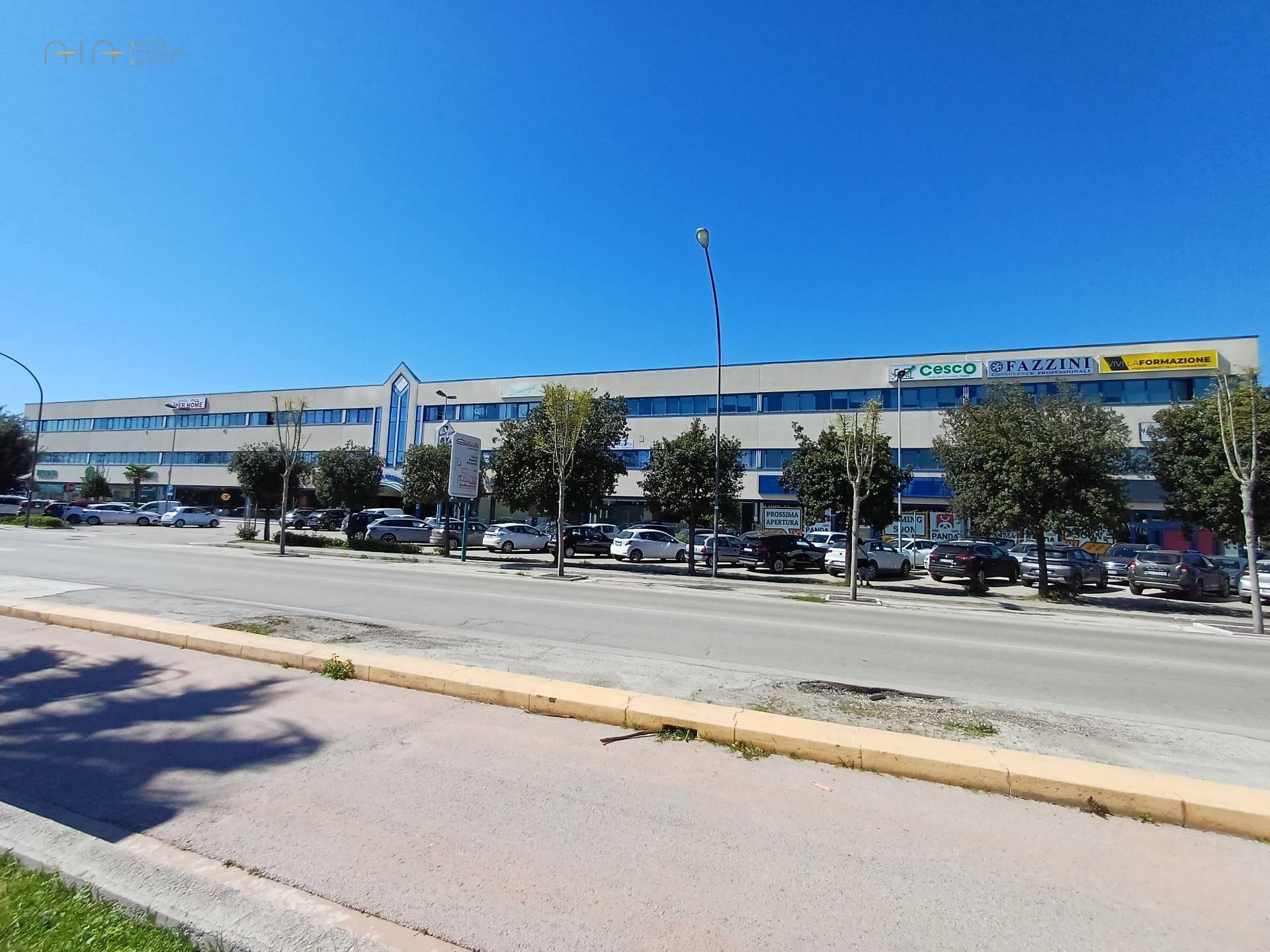 Locale Commerciale in vendita a San Benedetto del Tronto, Porto D'ascoli residenziale