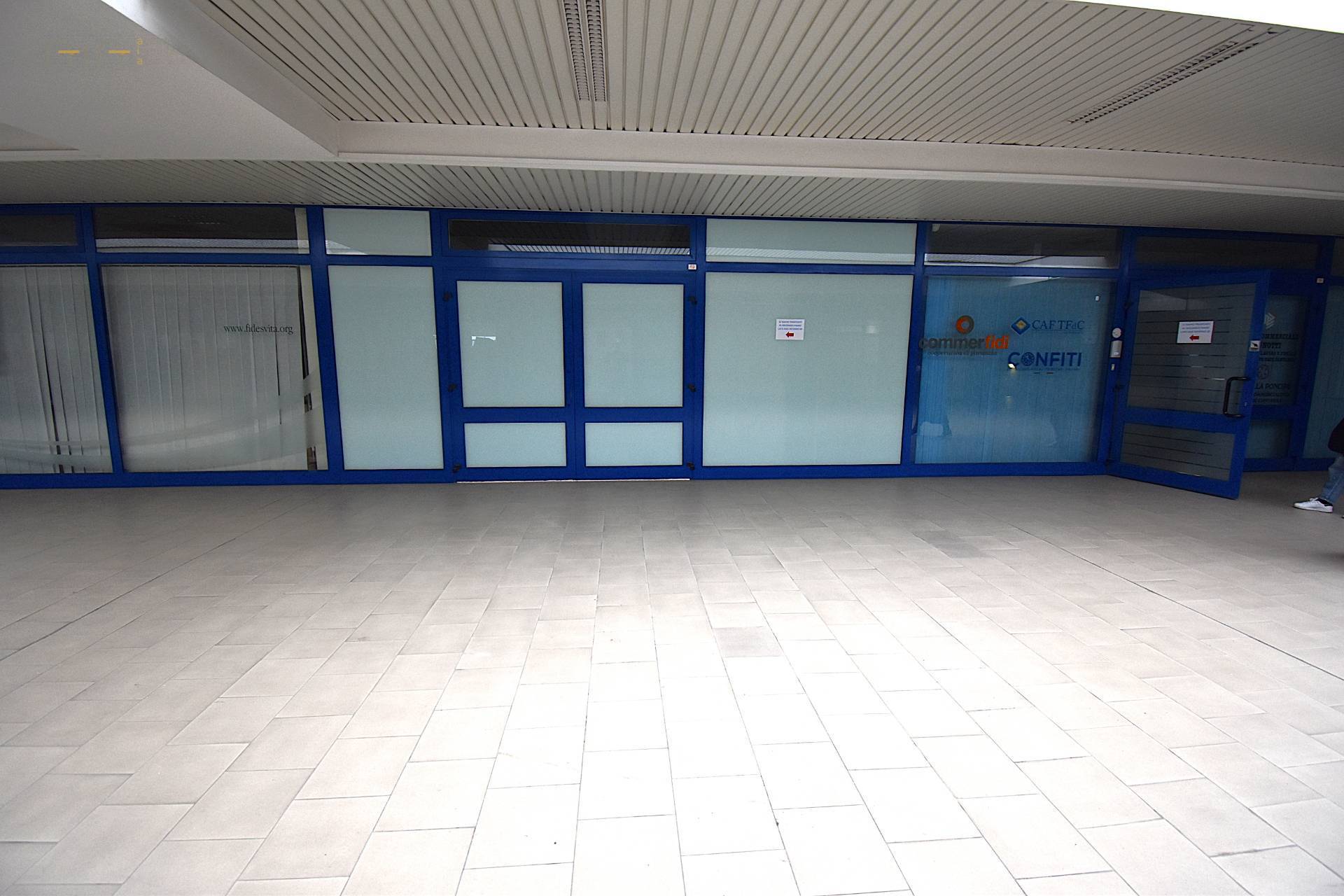 Locale Commerciale in affitto a San Benedetto del Tronto, Porto D'ascoli residenziale
