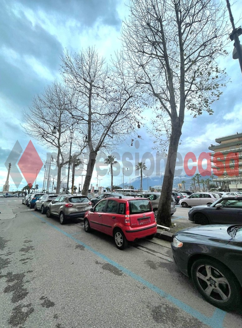 Negozio in affitto a Salerno