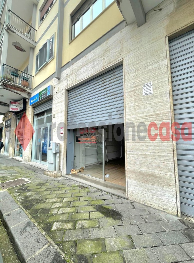 Negozio in affitto a Salerno