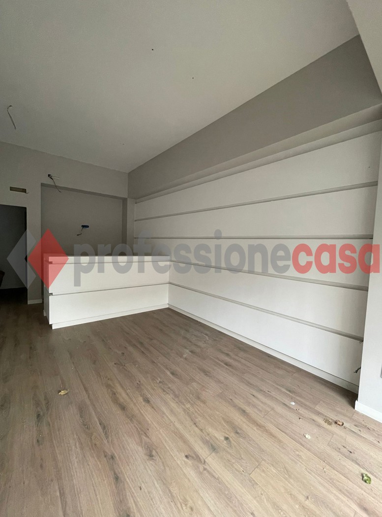 Negozio in affitto a Salerno