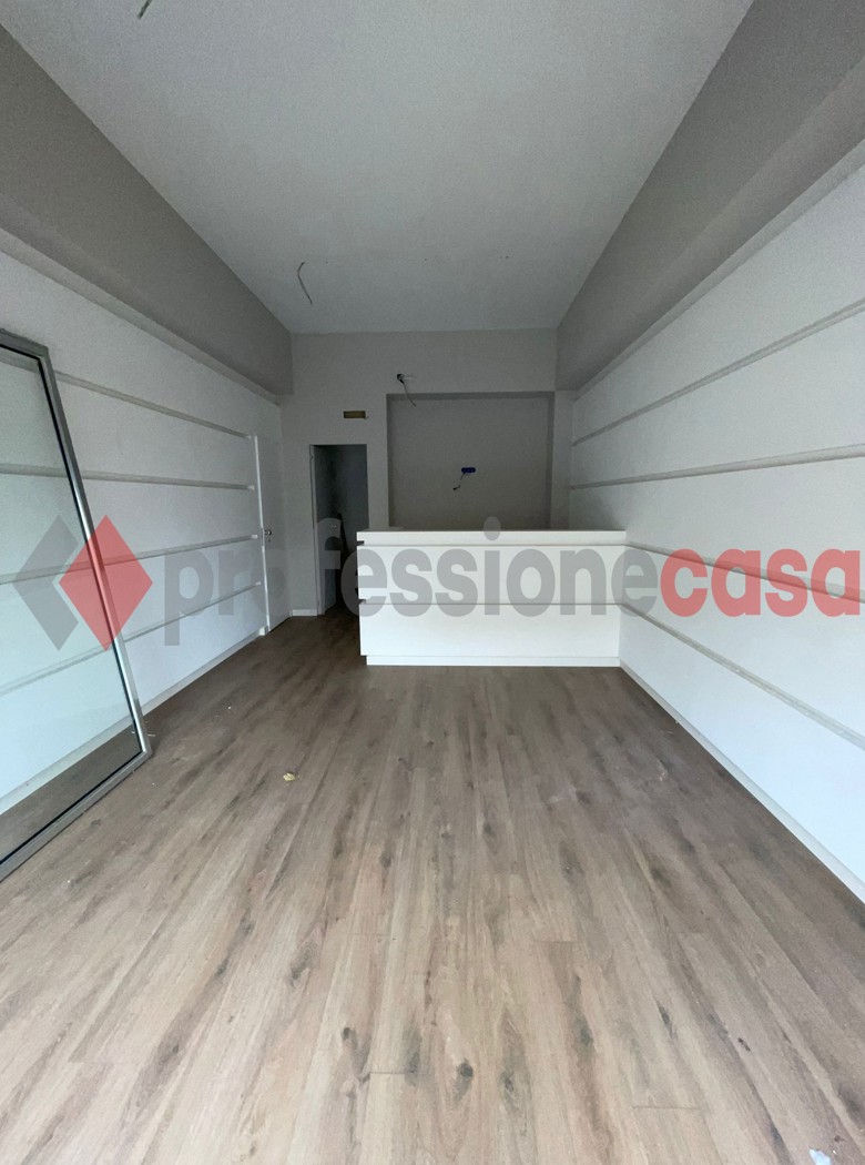 Negozio in affitto a Salerno