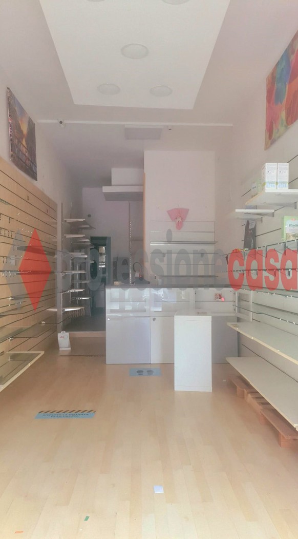 Negozio in affitto a Salerno