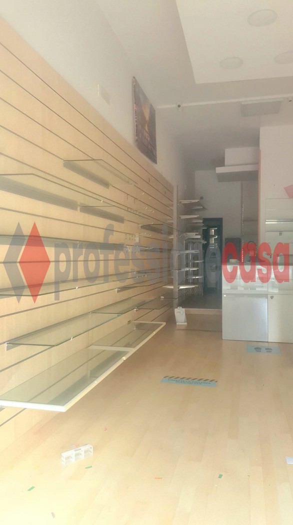 Negozio in affitto a Salerno