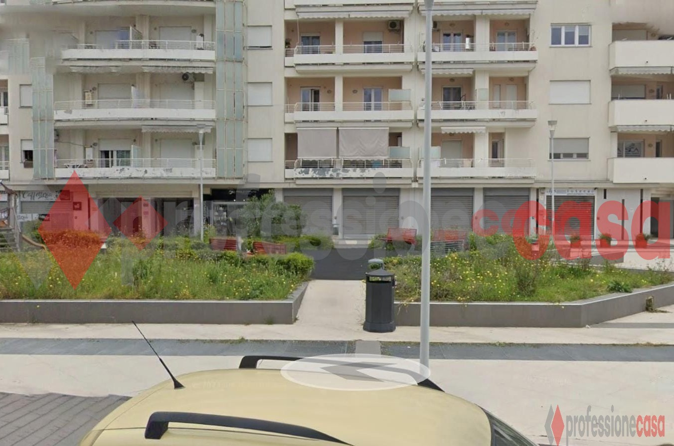 Negozio in affitto a Salerno