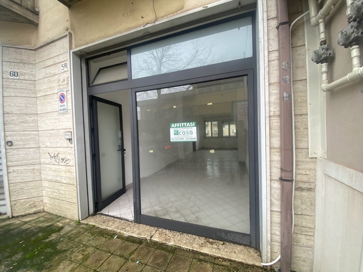 Locale commerciale in affitto a San Cataldo