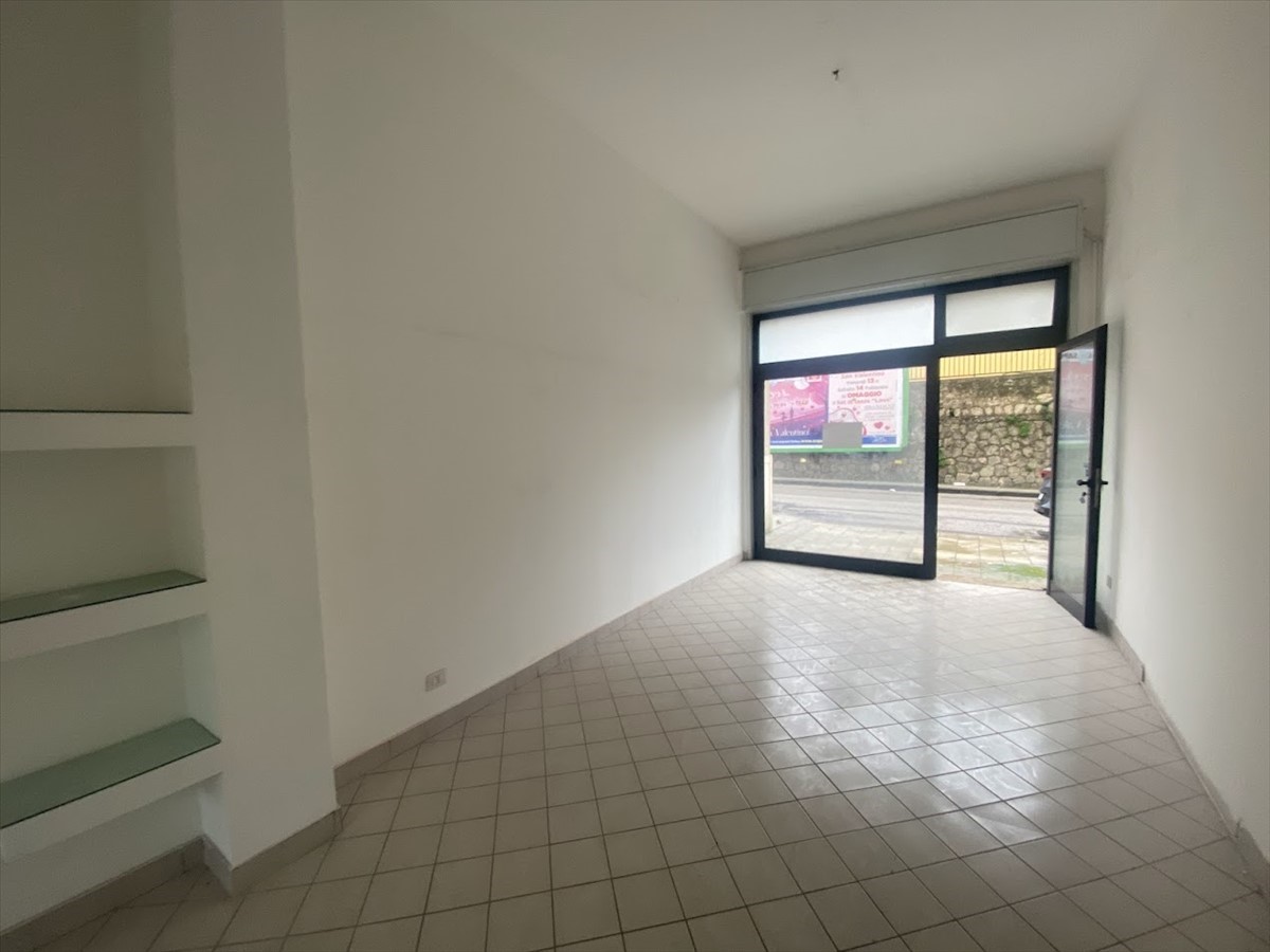 Locale commerciale in affitto a San Cataldo