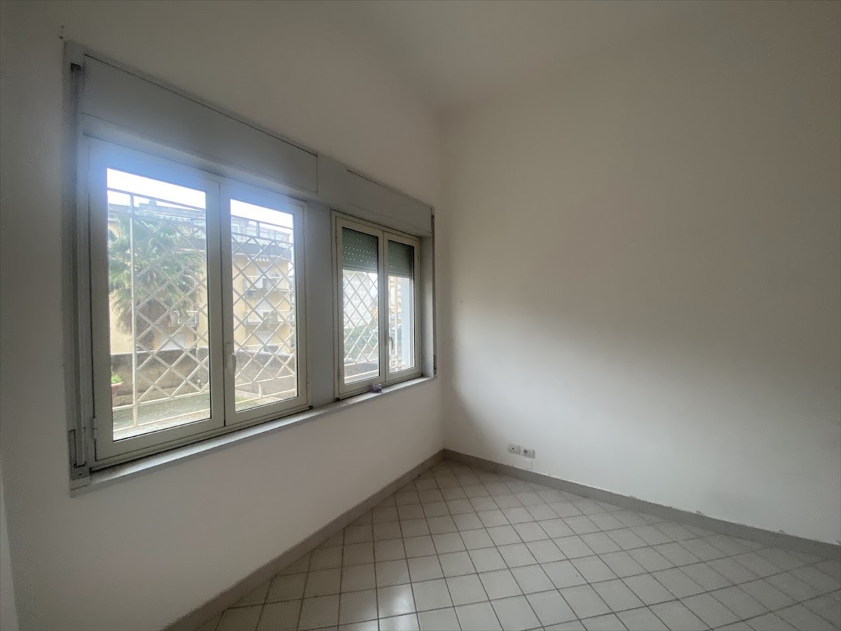 Locale commerciale in affitto a San Cataldo