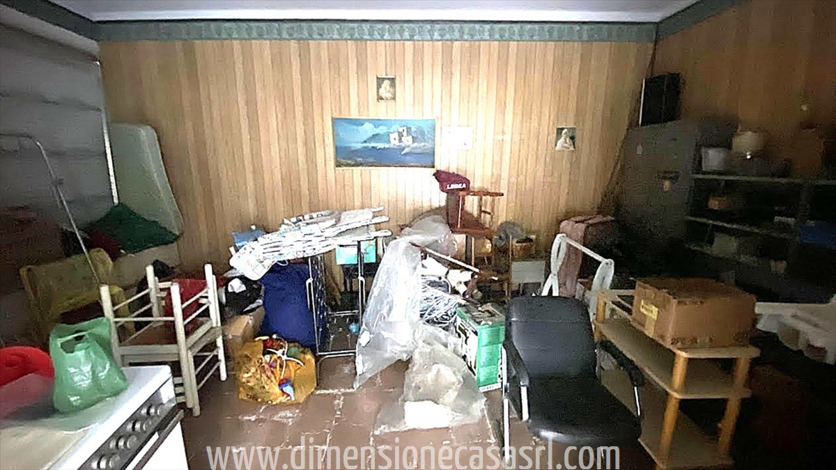 Locale commerciale in affitto a San Cataldo