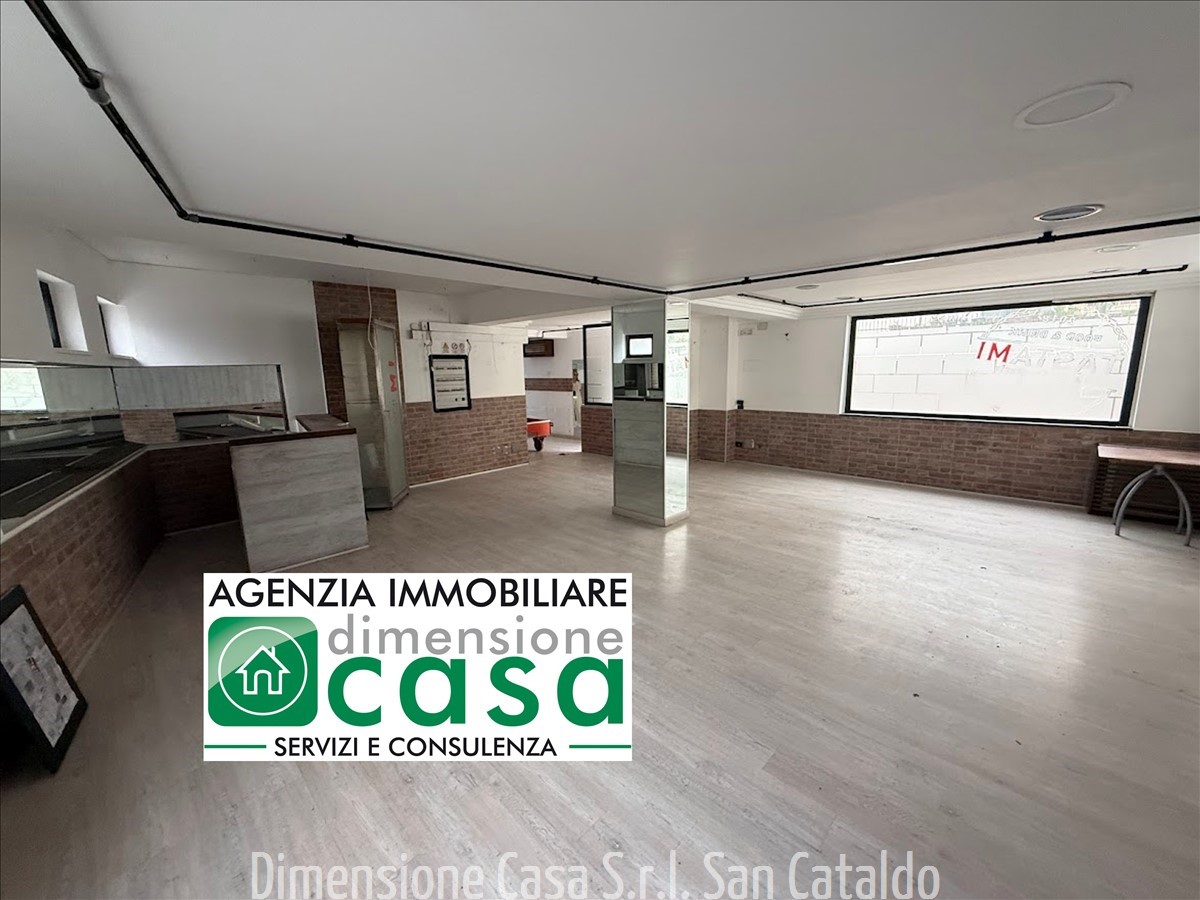 Locale commerciale con terrazzo a Caltanissetta