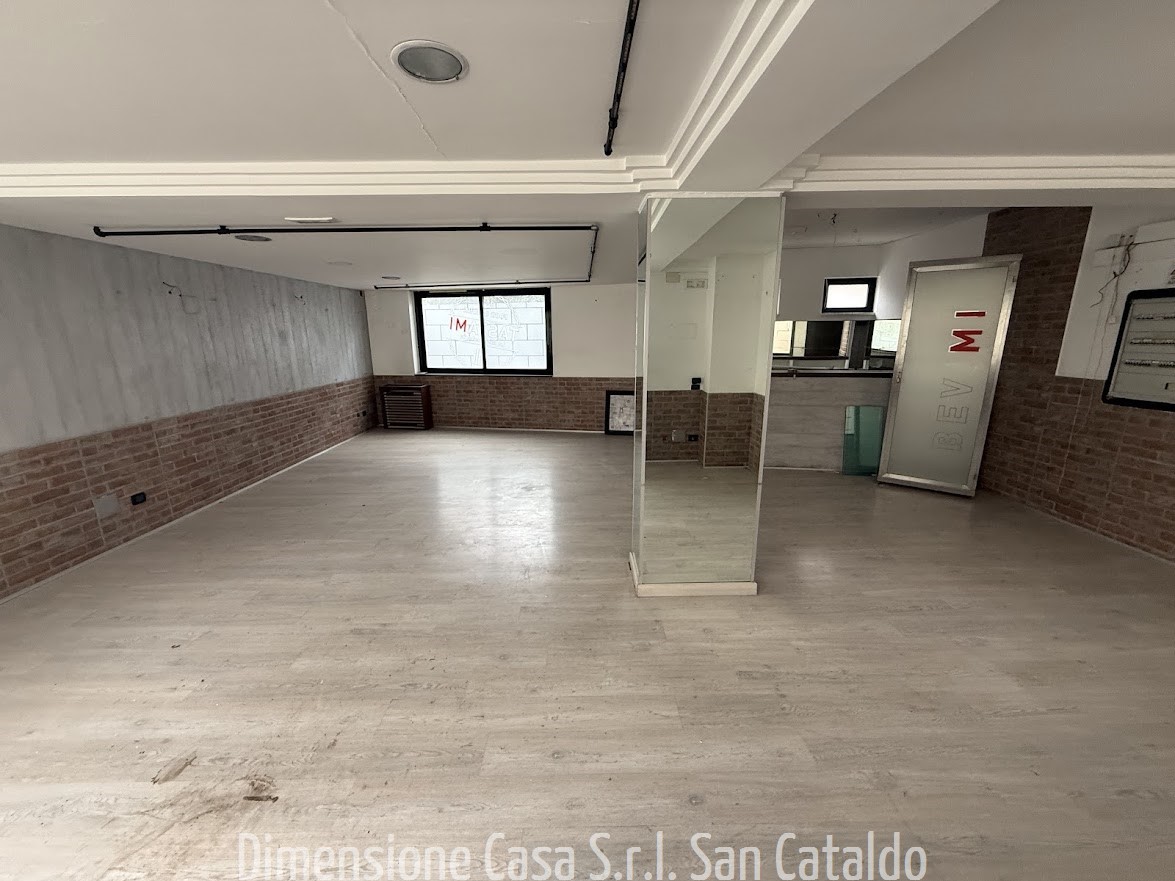 Locale commerciale con terrazzo a Caltanissetta