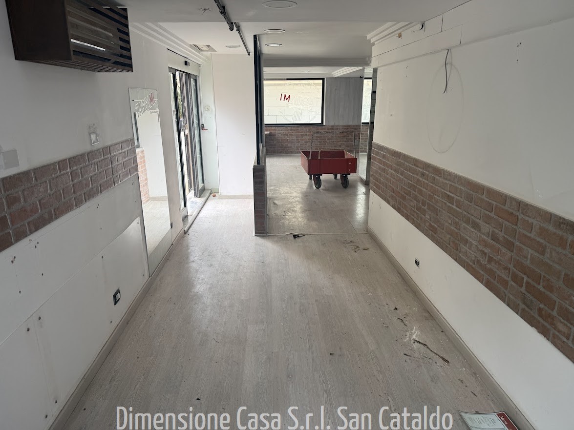 Locale commerciale con terrazzo a Caltanissetta