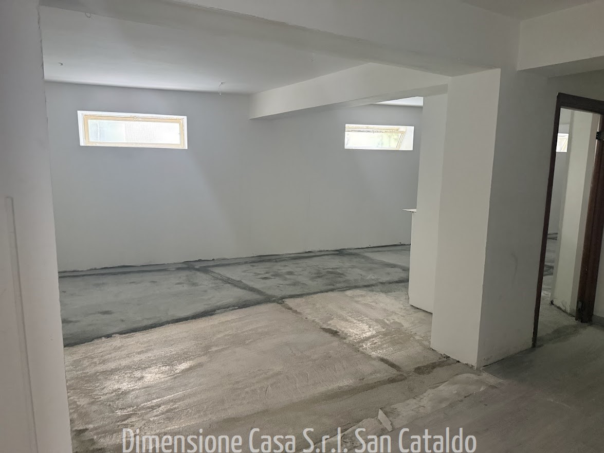 Locale commerciale con terrazzo a Caltanissetta