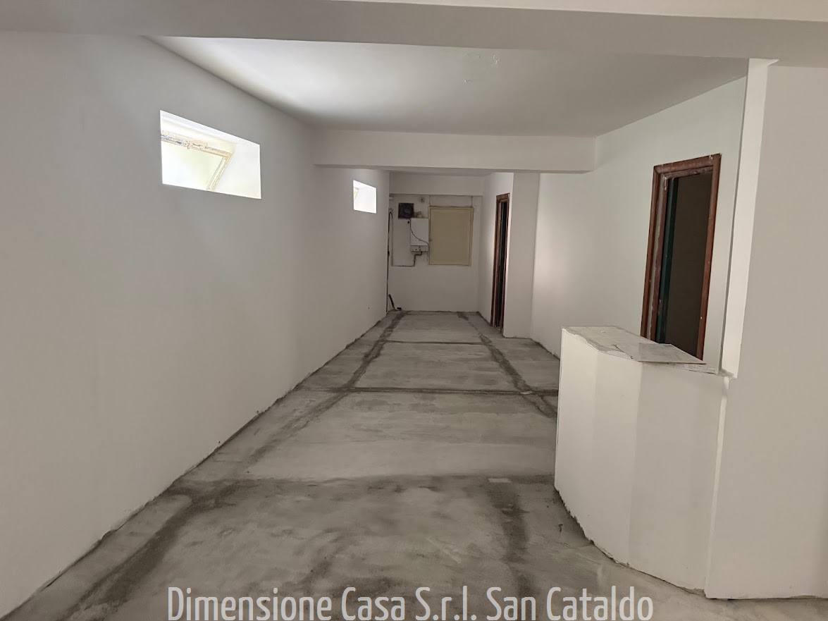 Locale commerciale con terrazzo a Caltanissetta