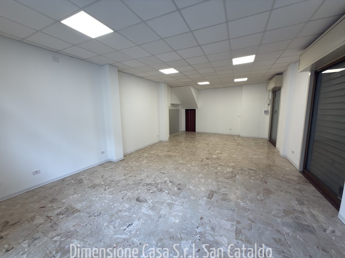 Locale commerciale in affitto a San Cataldo