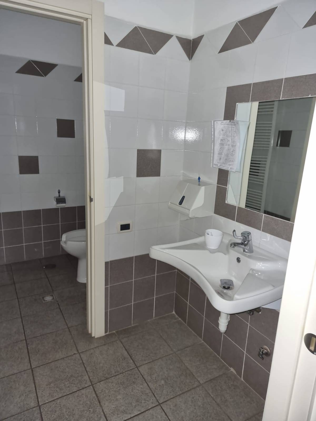 Locale commerciale in vendita a Torino, Barriera Milano