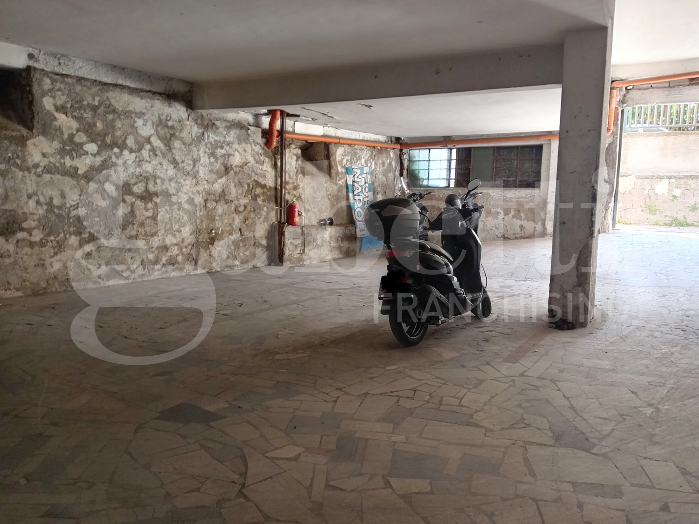 Box/Garage 200mq in vendita a Portici