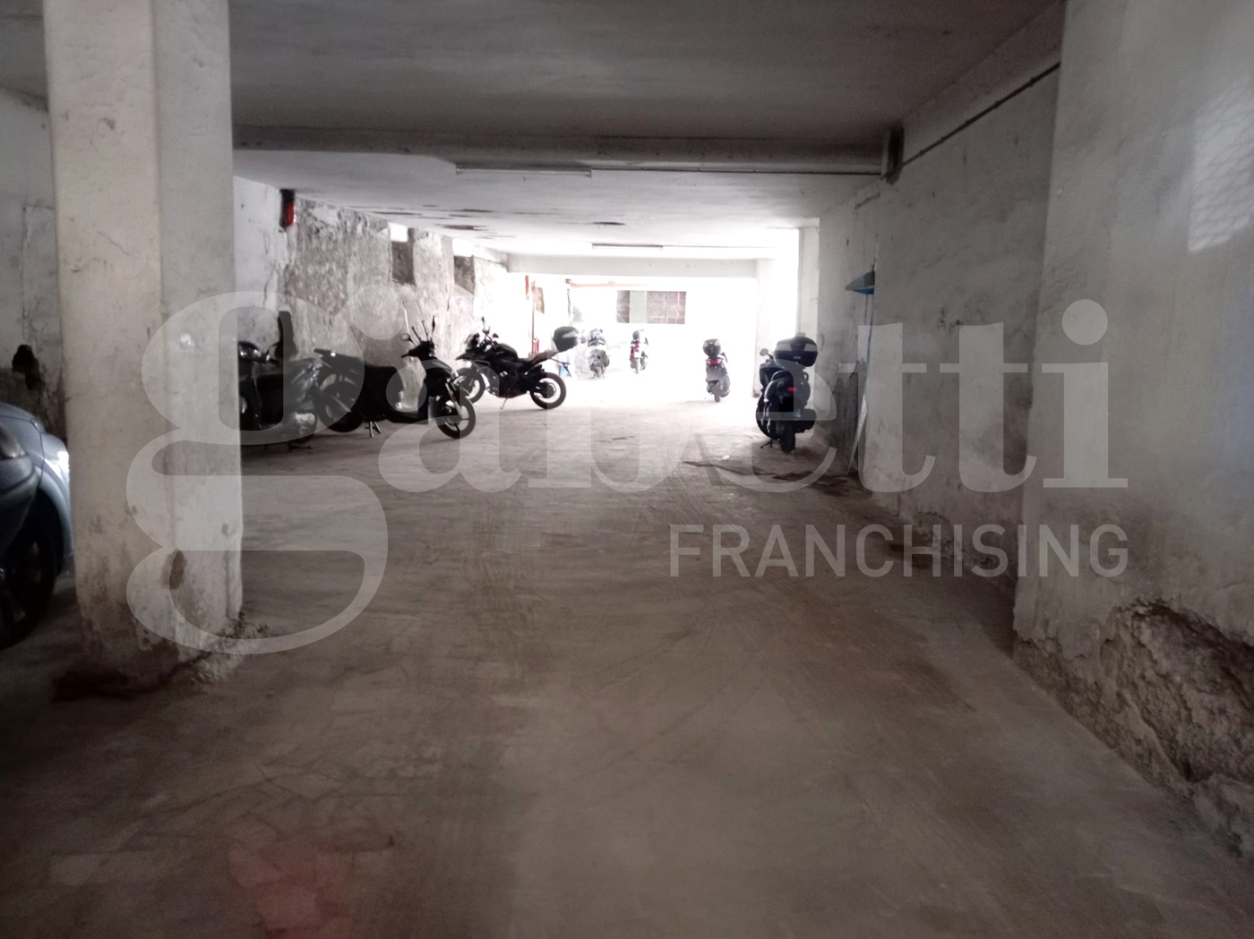 Box/Garage 200mq in vendita a Portici