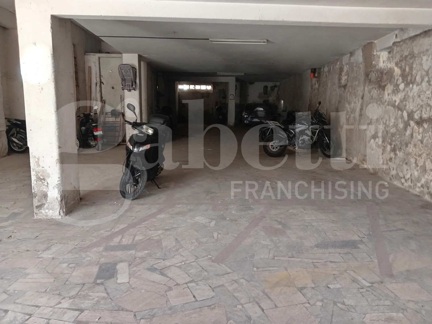 Box/Garage 200mq in vendita a Portici