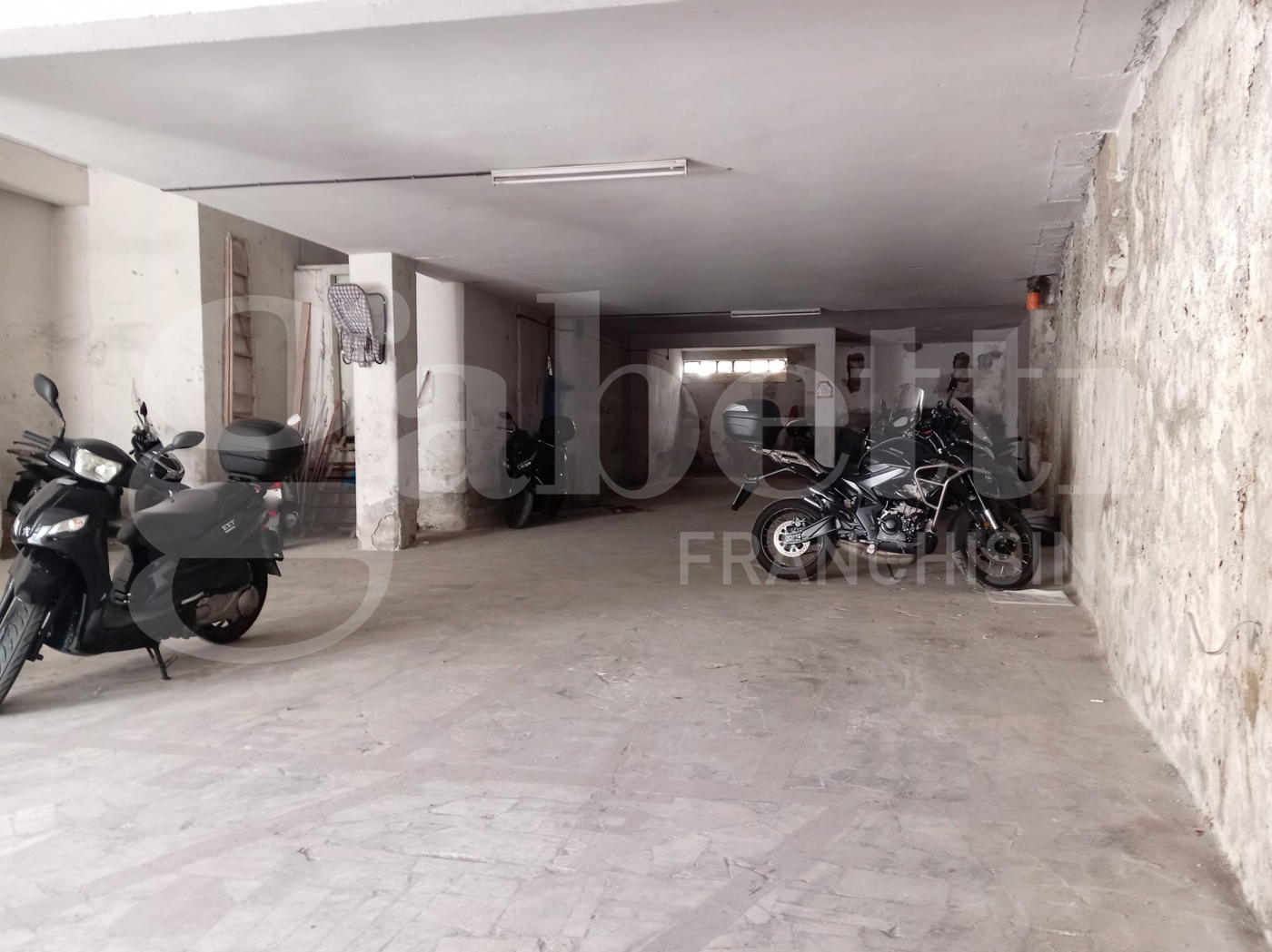 Box/Garage 200mq in vendita a Portici