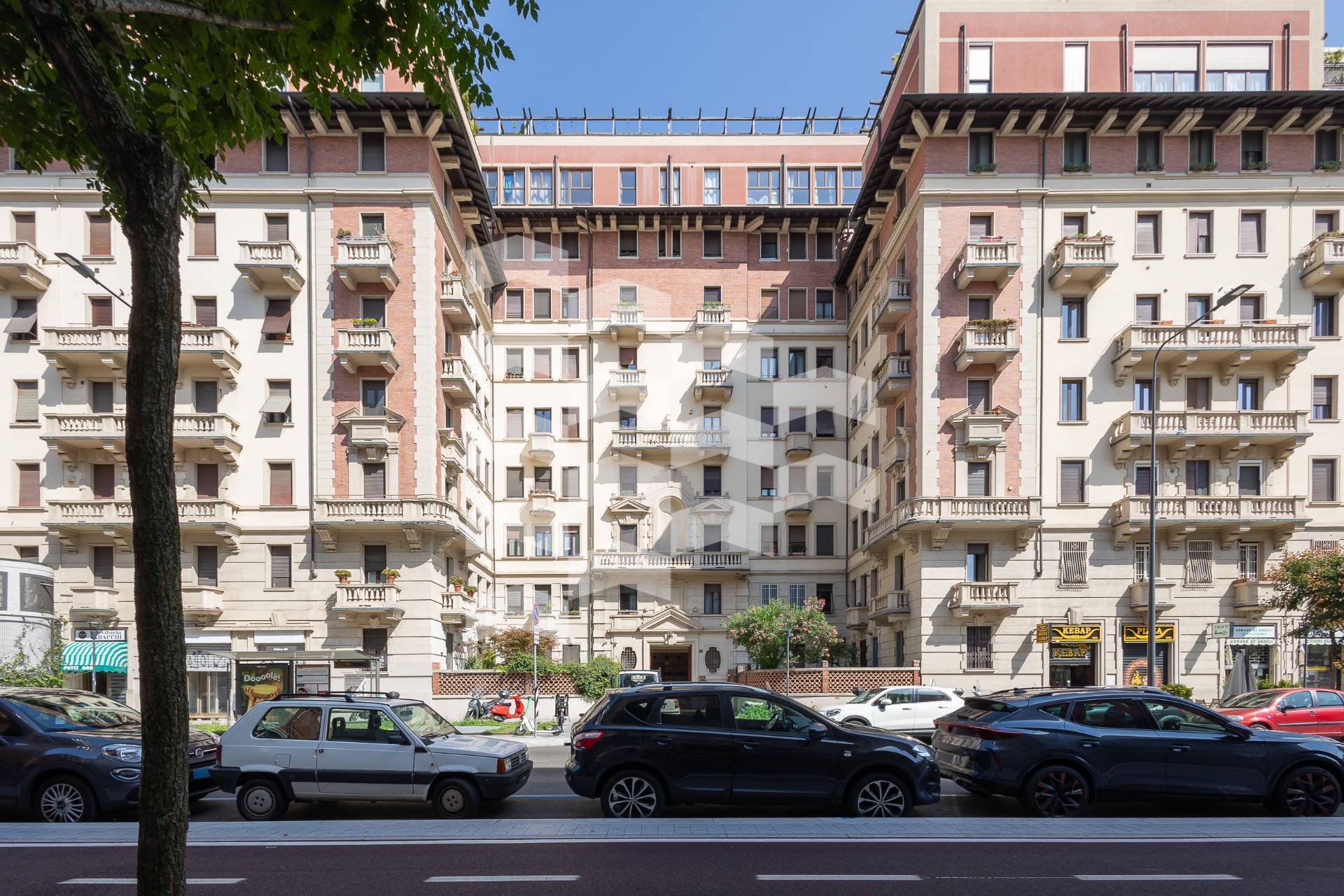 Locale commerciale in affitto a Milano, Solari