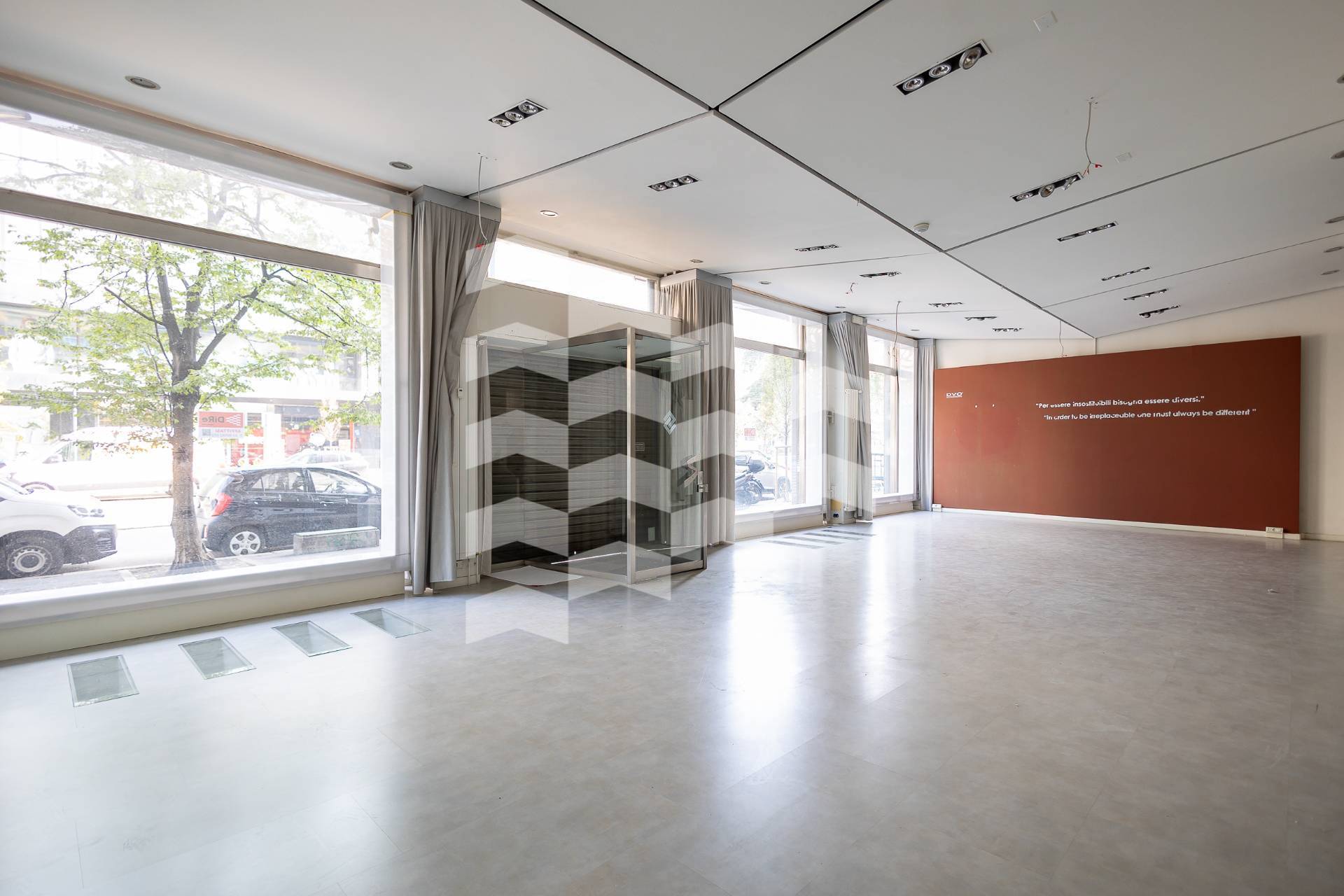 Locale commerciale in affitto a Milano, V Giornate