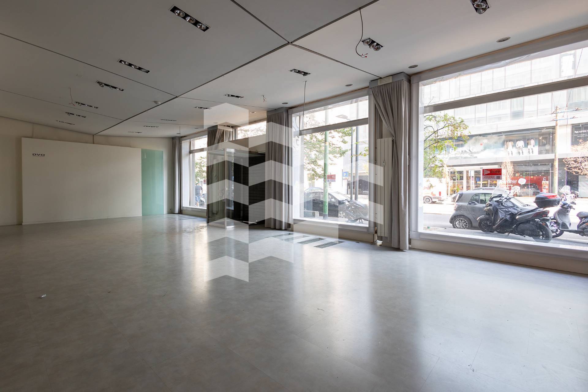 Locale commerciale in affitto a Milano, V Giornate