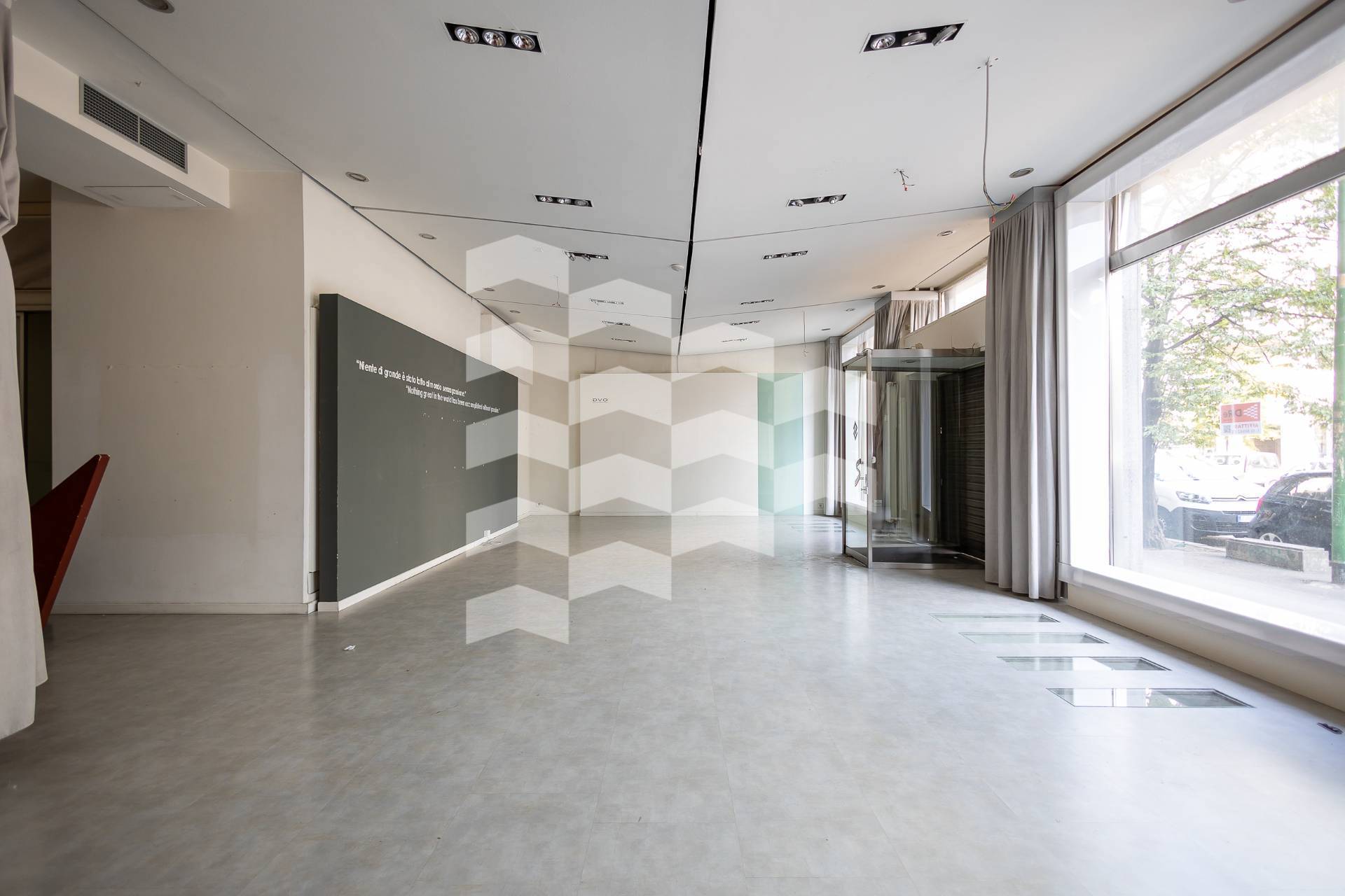 Locale commerciale in affitto a Milano, V Giornate