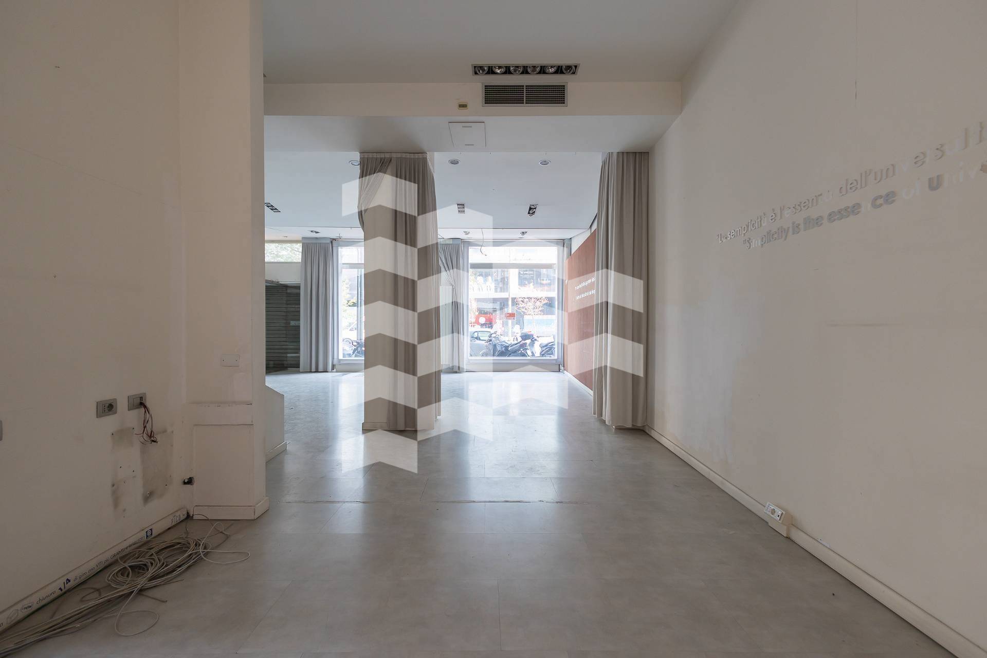 Locale commerciale in affitto a Milano, V Giornate