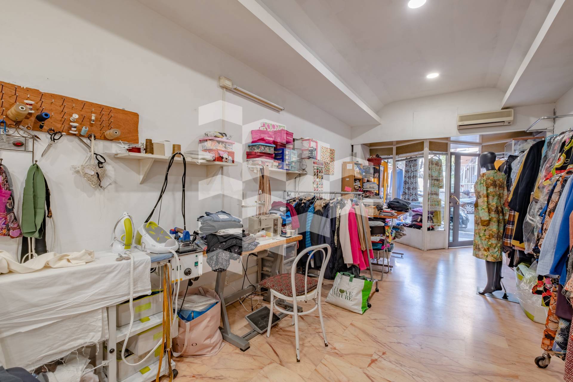 Locale commerciale in vendita a Roma, Camilluccia