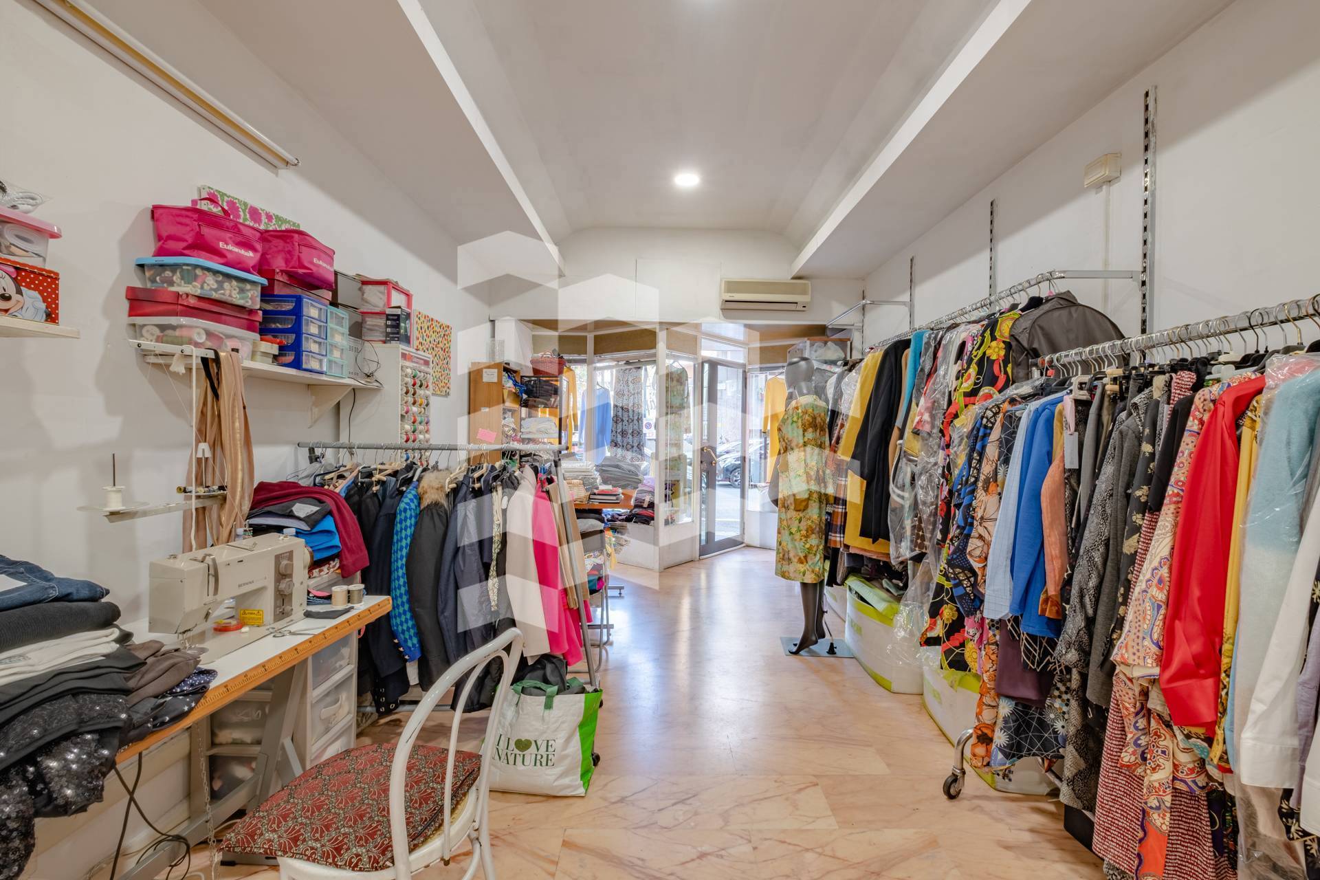 Locale commerciale in vendita a Roma, Camilluccia