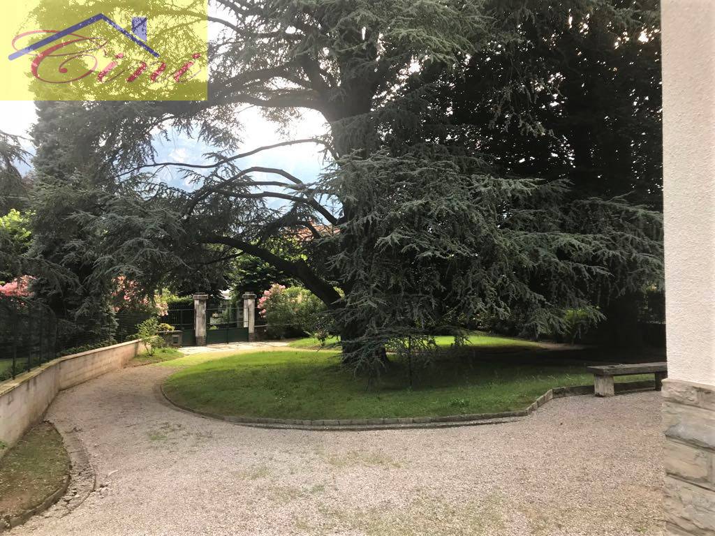 VILLA SINGOLA in vendita a Mandello del Lario