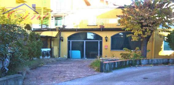 Locale commerciale in vendita a Dolzago