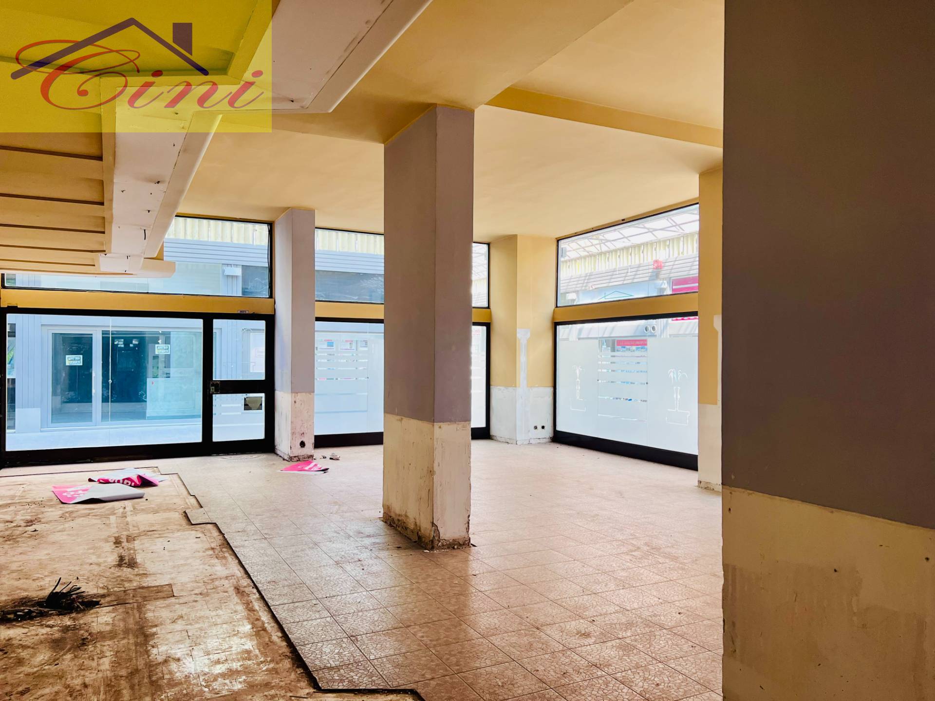 NEGOZIO in vendita a Erba