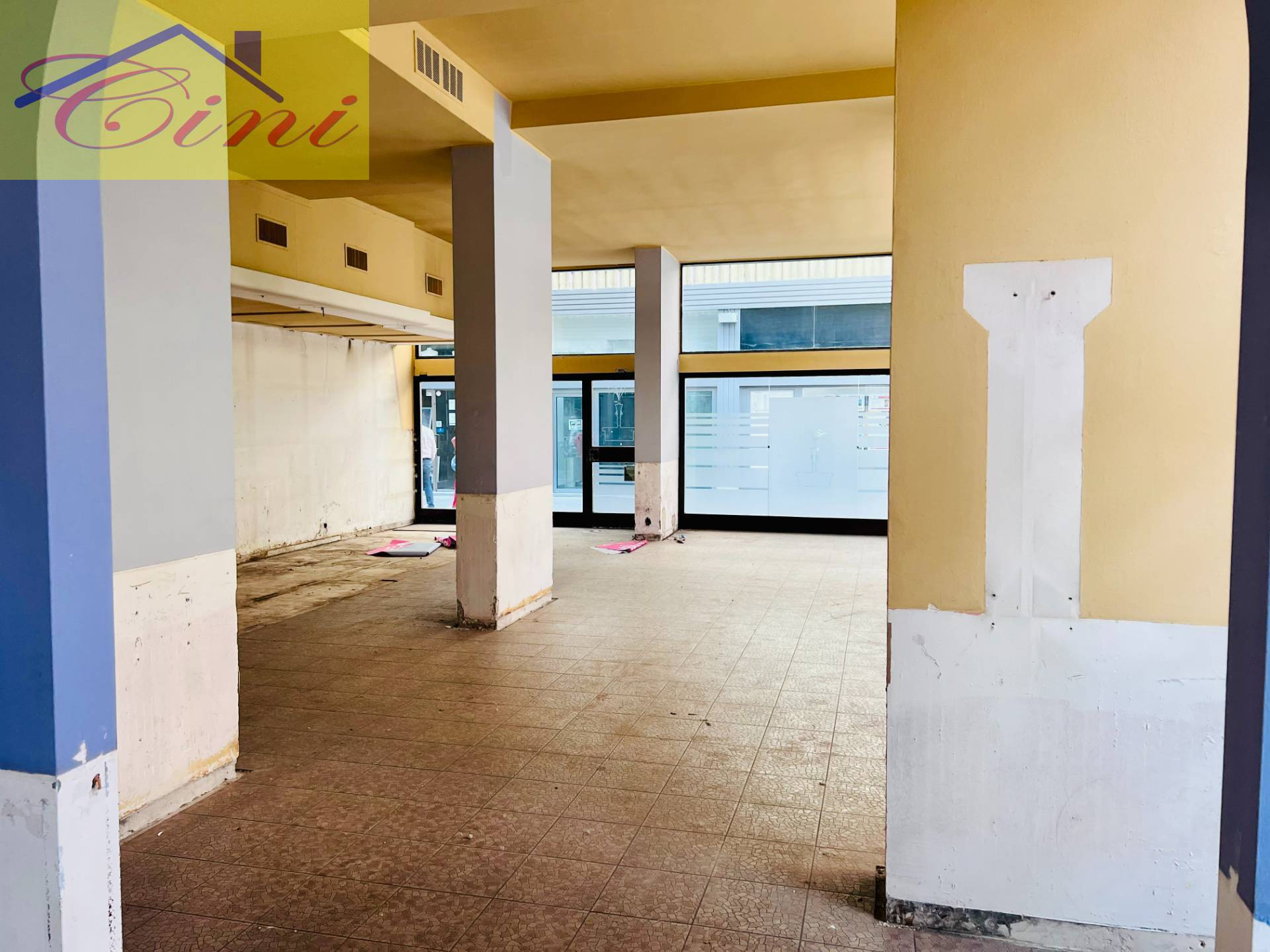 NEGOZIO in vendita a Erba