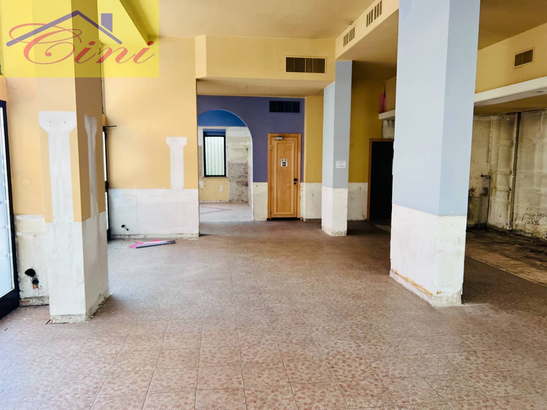 NEGOZIO in vendita a Erba