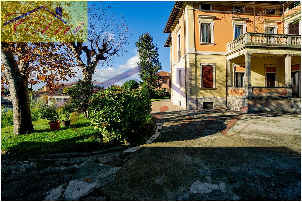 VILLA SINGOLA in vendita a Eupilio