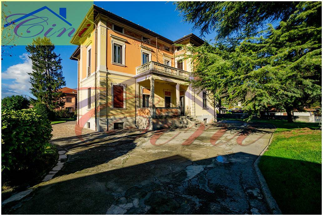 VILLA SINGOLA in vendita a Eupilio
