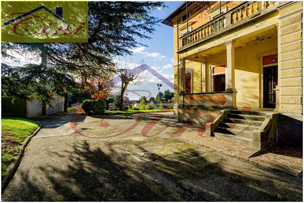 VILLA SINGOLA in vendita a Eupilio