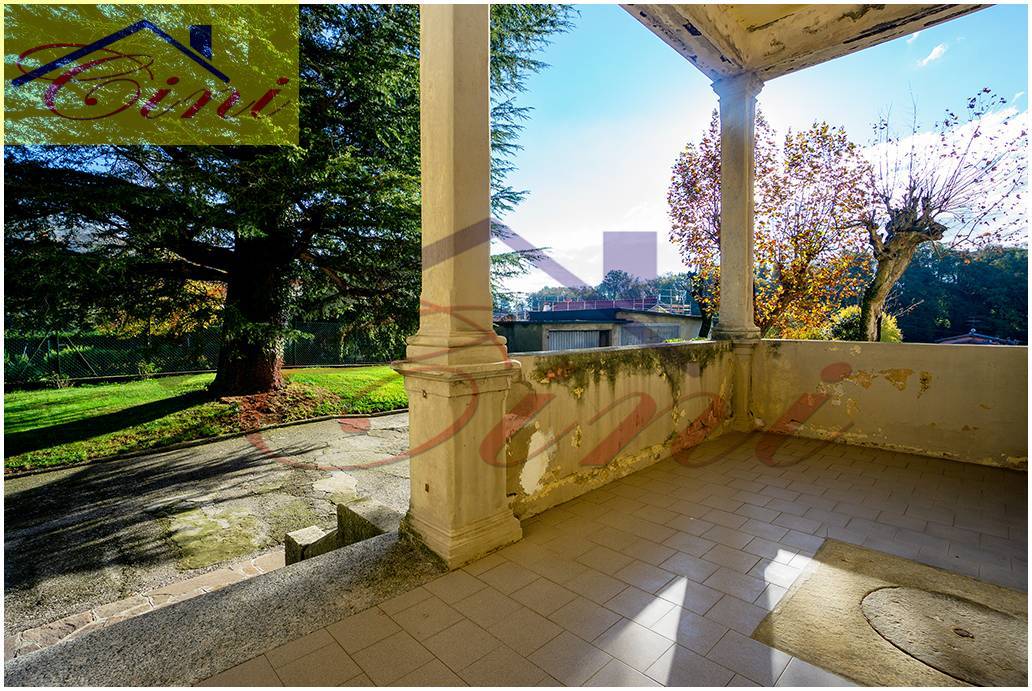 VILLA SINGOLA in vendita a Eupilio